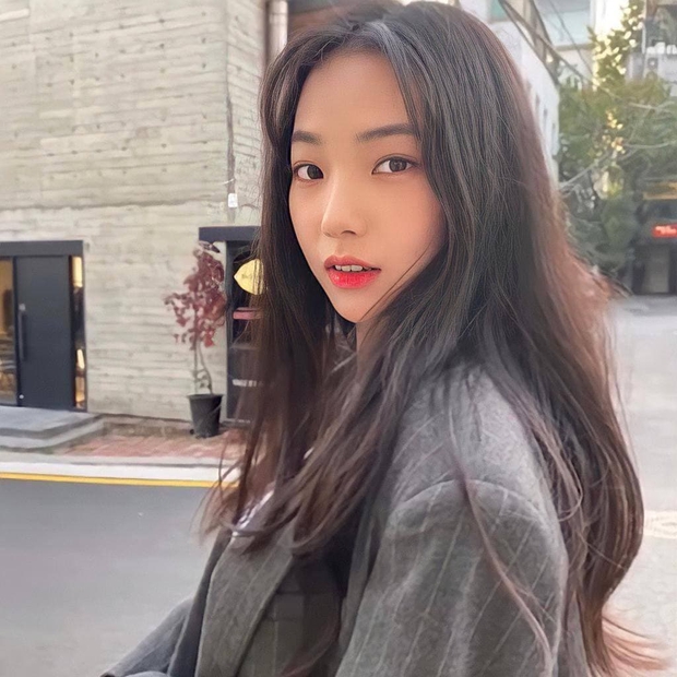 So kè ảnh pre-debut của visual ITZY và aespa: Yuna nhan sắc khó tìm ở phố đi bộ, Karina xinh có tiếng nhưng bị nghi dao kéo? - Ảnh 29. So kè ảnh pre-debut của visual ITZY và aespa: Yuna nhan sắc khó tìm ở phố đi bộ, Karina xinh có tiếng nhưng bị nghi dao kéo? - Ảnh 29.