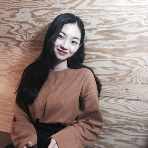 So kè ảnh pre-debut của visual ITZY và aespa: Yuna nhan sắc khó tìm ở phố đi bộ, Karina xinh có tiếng nhưng bị nghi dao kéo? - Ảnh 20. So kè ảnh pre-debut của visual ITZY và aespa: Yuna nhan sắc khó tìm ở phố đi bộ, Karina xinh có tiếng nhưng bị nghi dao kéo? - Ảnh 20.