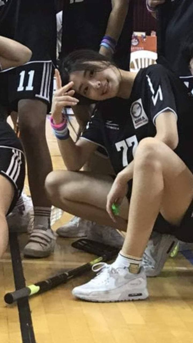 So kè ảnh pre-debut của visual ITZY và aespa: Yuna nhan sắc khó tìm ở phố đi bộ, Karina xinh có tiếng nhưng bị nghi dao kéo? - Ảnh 5. So kè ảnh pre-debut của visual ITZY và aespa: Yuna nhan sắc khó tìm ở phố đi bộ, Karina xinh có tiếng nhưng bị nghi dao kéo? - Ảnh 5.