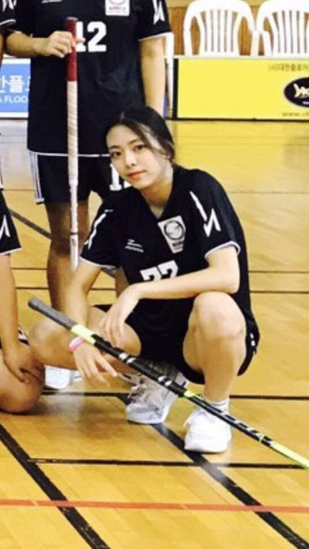 So kè ảnh pre-debut của visual ITZY và aespa: Yuna nhan sắc khó tìm ở phố đi bộ, Karina xinh có tiếng nhưng bị nghi dao kéo? - Ảnh 4. So kè ảnh pre-debut của visual ITZY và aespa: Yuna nhan sắc khó tìm ở phố đi bộ, Karina xinh có tiếng nhưng bị nghi dao kéo? - Ảnh 4.