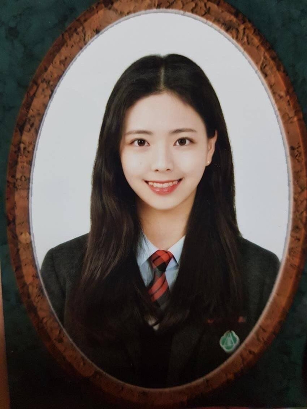 So kè ảnh pre-debut của visual ITZY và aespa: Yuna nhan sắc khó tìm ở phố đi bộ, Karina xinh có tiếng nhưng bị nghi dao kéo? - Ảnh 6. So kè ảnh pre-debut của visual ITZY và aespa: Yuna nhan sắc khó tìm ở phố đi bộ, Karina xinh có tiếng nhưng bị nghi dao kéo? - Ảnh 6.