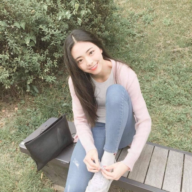 So kè ảnh pre-debut của visual ITZY và aespa: Yuna nhan sắc khó tìm ở phố đi bộ, Karina xinh có tiếng nhưng bị nghi dao kéo? - Ảnh 7. So kè ảnh pre-debut của visual ITZY và aespa: Yuna nhan sắc khó tìm ở phố đi bộ, Karina xinh có tiếng nhưng bị nghi dao kéo? - Ảnh 7.
