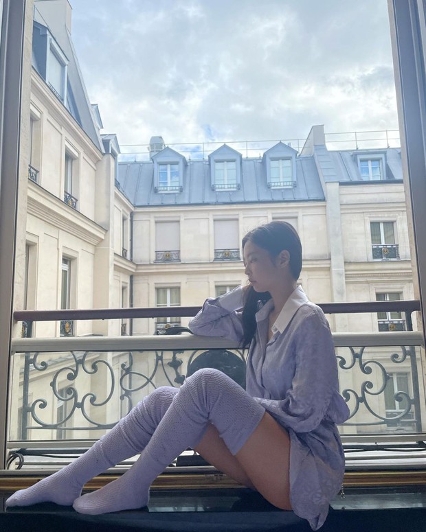 Có 1 Jennie cực cháy tại Paris: Vòng 1 căng tràn sau lớp áo mỏng, khoe chân góc hiểm như không mặc quần - Ảnh 4. Có 1 Jennie cực cháy tại Paris: Vòng 1 căng tràn sau lớp áo mỏng, khoe chân góc hiểm như không mặc quần - Ảnh 4.