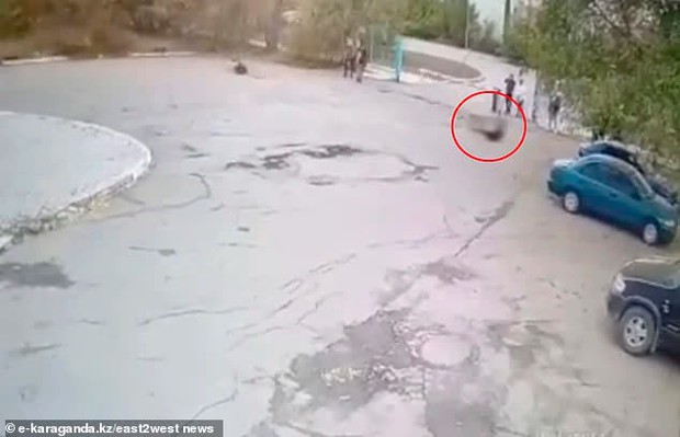 Video: Người phụ nữ nhảy bungee từ tầng thượng tòa nhà nhưng dây an toàn bị đứt, khoảnh khắc cuối cùng gây xót xa - Ảnh 3. Video: Người phụ nữ nhảy bungee từ tầng thượng tòa nhà nhưng dây an toàn bị đứt, khoảnh khắc cuối cùng gây xót xa - Ảnh 3.