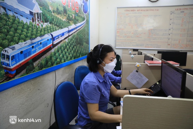 Ảnh: Khôi phục lại hoạt động của tàu khách Bắc Nam và Hà Nội - Hải Phòng, ga Hà Nội mở cửa bán vé - Ảnh 7.