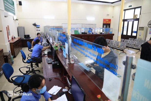 Ảnh: Khôi phục lại hoạt động của tàu khách Bắc Nam và Hà Nội - Hải Phòng, ga Hà Nội mở cửa bán vé - Ảnh 8.