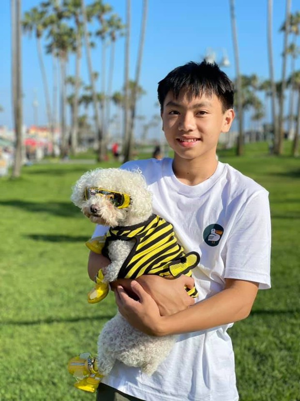 Dân mạng nghi ngờ quý tử tỷ phú Johnny Đặng chỉ nói được đúng 1 câu tiếng Việt, bất ngờ lại liên quan đến món bún bò? - Ảnh 1. Dân mạng nghi ngờ quý tử tỷ phú Johnny Đặng chỉ nói được đúng 1 câu tiếng Việt, bất ngờ lại liên quan đến món bún bò? - Ảnh 1.