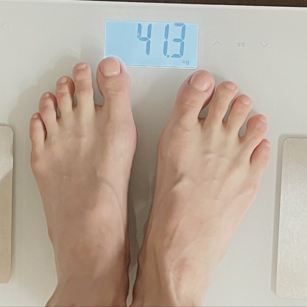 Màn giảm cân gây sốc Kbiz: Hyuna công khai chỉ nặng 41,3kg, chân tay gầy gò khẳng khiu làm fan lo lắng tột độ - Ảnh 2. Màn giảm cân gây sốc Kbiz: Hyuna công khai chỉ nặng 41,3kg, chân tay gầy gò khẳng khiu làm fan lo lắng tột độ - Ảnh 2.