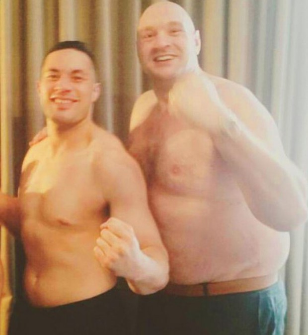 Tyson Fury và hành trình lột xác ngoạn mục từ bệnh nhân trầm cảm nặng 180kg tới tay đấm khiến cả thế giới phải ngước nhìn - Ảnh 2. Tyson Fury và hành trình lột xác ngoạn mục từ bệnh nhân trầm cảm nặng 180kg tới tay đấm khiến cả thế giới phải ngước nhìn - Ảnh 2.