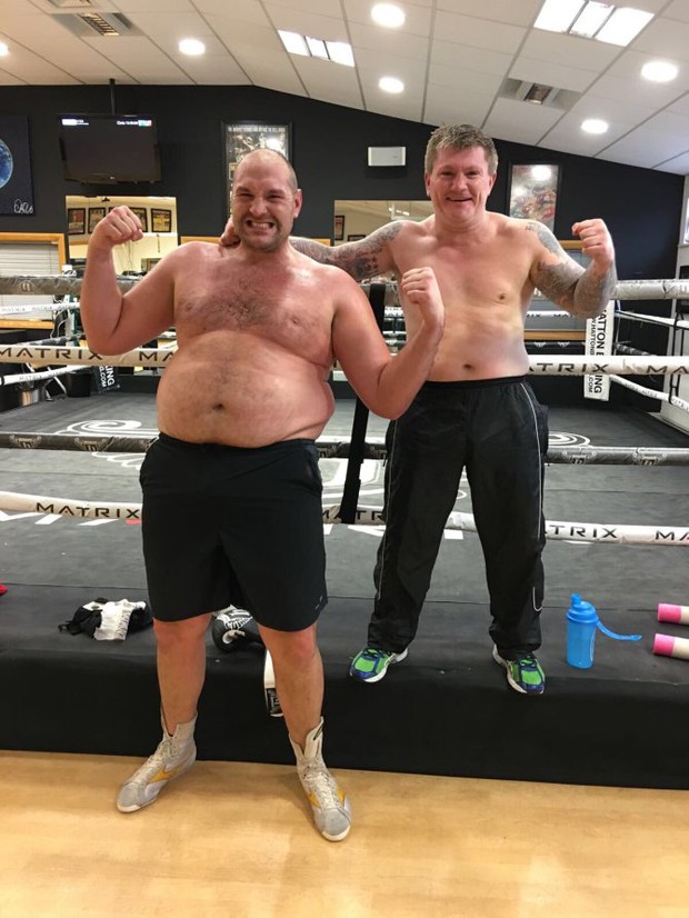 Tyson Fury và hành trình lột xác ngoạn mục từ bệnh nhân trầm cảm nặng 180kg tới tay đấm khiến cả thế giới phải ngước nhìn - Ảnh 3. Tyson Fury và hành trình lột xác ngoạn mục từ bệnh nhân trầm cảm nặng 180kg tới tay đấm khiến cả thế giới phải ngước nhìn - Ảnh 3.