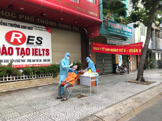 Vì sao shipper tại TP.HCM đã tiêm đủ 2 mũi vắc xin vẫn phải xét nghiệm 3 ngày/lần? - Ảnh 1. Vì sao shipper tại TP.HCM đã tiêm đủ 2 mũi vắc xin vẫn phải xét nghiệm 3 ngày/lần? - Ảnh 1.