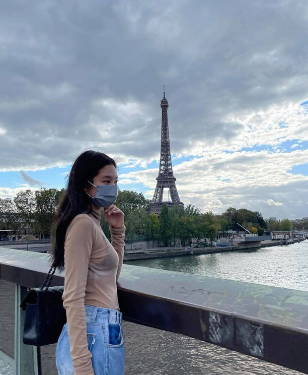 Đến Paris là Jennie xõa hết cỡ, hở bạo kiểu… gây lú: Hết khoe ảnh giấu quần hiểm hóc, giờ lại đến như mặc độc áo lót đi chơi - Ảnh 4. Đến Paris là Jennie xõa hết cỡ, hở bạo kiểu… gây lú: Hết khoe ảnh giấu quần hiểm hóc, giờ lại đến như mặc độc áo lót đi chơi - Ảnh 4.