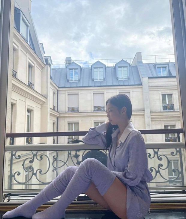 Đến Paris là Jennie xõa hết cỡ, hở bạo kiểu… gây lú: Hết khoe ảnh giấu quần hiểm hóc, giờ lại đến như mặc độc áo lót đi chơi - Ảnh 5. Đến Paris là Jennie xõa hết cỡ, hở bạo kiểu… gây lú: Hết khoe ảnh giấu quần hiểm hóc, giờ lại đến như mặc độc áo lót đi chơi - Ảnh 5.