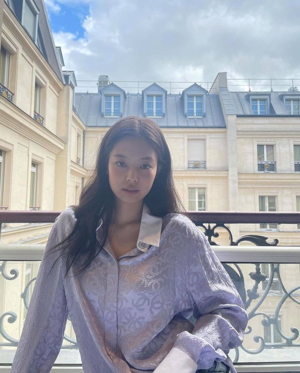 Đến Paris là Jennie xõa hết cỡ, hở bạo kiểu… gây lú: Hết khoe ảnh giấu quần hiểm hóc, giờ lại đến như mặc độc áo lót đi chơi - Ảnh 8. Đến Paris là Jennie xõa hết cỡ, hở bạo kiểu… gây lú: Hết khoe ảnh giấu quần hiểm hóc, giờ lại đến như mặc độc áo lót đi chơi - Ảnh 8.