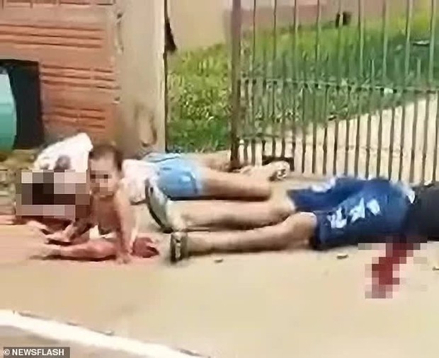 Bé trai 10 tháng tuổi ngồi khóc trên vũng máu của cha mẹ, người dân xung quanh chứng kiến toàn bộ nhưng không dám tới gần - Ảnh 1. Bé trai 10 tháng tuổi ngồi khóc trên vũng máu của cha mẹ, người dân xung quanh chứng kiến toàn bộ nhưng không dám tới gần - Ảnh 1.