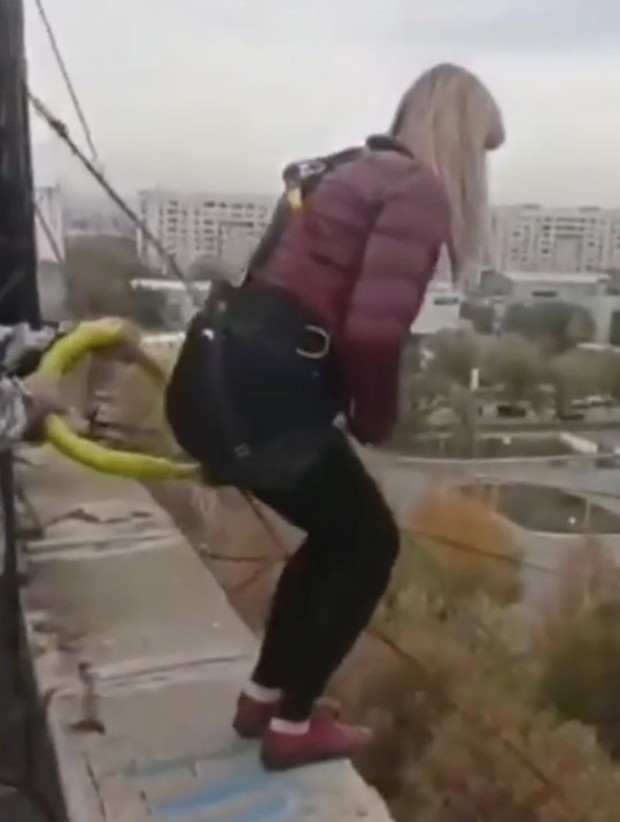 Video: Người phụ nữ nhảy bungee từ tầng thượng tòa nhà nhưng dây an toàn bị đứt, khoảnh khắc cuối cùng gây xót xa - Ảnh 2. Video: Người phụ nữ nhảy bungee từ tầng thượng tòa nhà nhưng dây an toàn bị đứt, khoảnh khắc cuối cùng gây xót xa - Ảnh 2.