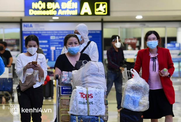 Đề xuất treo biển trước cửa nhà người bay về từ TP.HCM, Đà Nẵng chỉ là khuyến cáo, không bắt buộc - Ảnh 1. Đề xuất treo biển trước cửa nhà người bay về từ TP.HCM, Đà Nẵng chỉ là khuyến cáo, không bắt buộc - Ảnh 1.