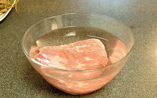 Chuyên gia chỉ cách rửa thịt lợn đúng chuẩn, loại hết chất độc hại - Ảnh 1.