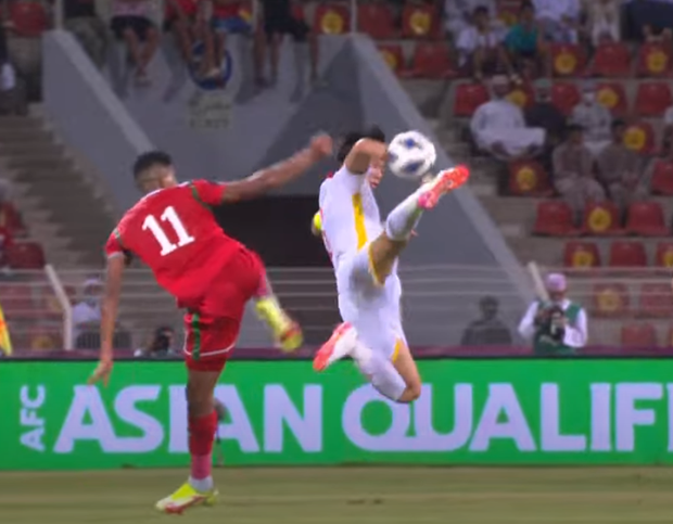 Quang Hải ngã đau đớn nhưng VAR từ chối penalty, Quế Ngọc Hải cao chân cản phá gây tranh cãi - Ảnh 4. Quang Hải ngã đau đớn nhưng VAR từ chối penalty, Quế Ngọc Hải cao chân cản phá gây tranh cãi - Ảnh 4.