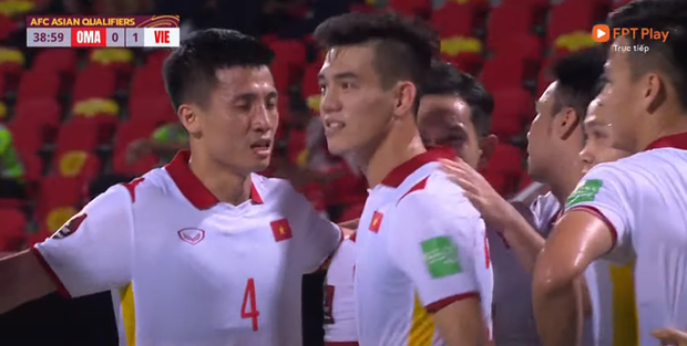 Xem video pha chớp cơ hội cực nhanh của Tiến Linh giúp Việt Nam dẫn trước 1-0 - Ảnh 2. Xem video pha chớp cơ hội cực nhanh của Tiến Linh giúp Việt Nam dẫn trước 1-0 - Ảnh 2.