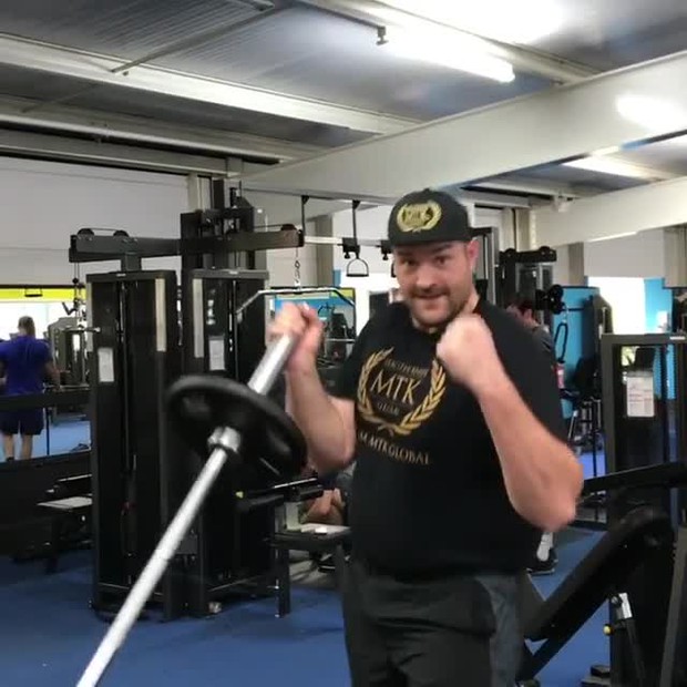 Tyson Fury và hành trình lột xác ngoạn mục từ bệnh nhân trầm cảm nặng 180kg tới tay đấm khiến cả thế giới phải ngước nhìn - Ảnh 4. Tyson Fury và hành trình lột xác ngoạn mục từ bệnh nhân trầm cảm nặng 180kg tới tay đấm khiến cả thế giới phải ngước nhìn - Ảnh 4.