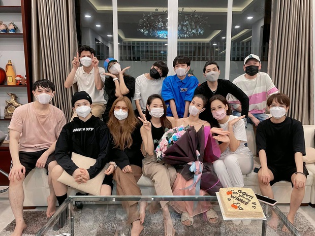 Hội bạn thân đình đám hội tụ mừng sinh nhật Đông Nhi: 2 cặp đôi chiếm sóng, nhưng Winnie đâu rồi? - Ảnh 2. Hội bạn thân đình đám hội tụ mừng sinh nhật Đông Nhi: 2 cặp đôi chiếm sóng, nhưng Winnie đâu rồi? - Ảnh 2.
