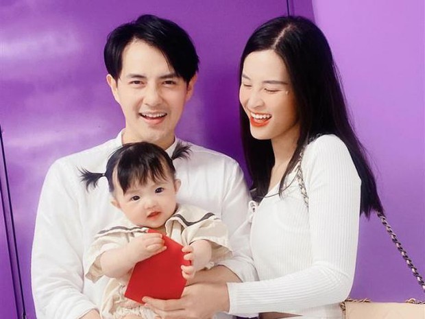 Đông Nhi lên đồ chụp ảnh kỷ niệm tròn tuổi 33: Diện váy áo hở cả mảng eo thon gợi cảm, con gái cực đáng yêu bên bố mẹ! - Ảnh 9. Đông Nhi lên đồ chụp ảnh kỷ niệm tròn tuổi 33: Diện váy áo hở cả mảng eo thon gợi cảm, con gái cực đáng yêu bên bố mẹ! - Ảnh 9.