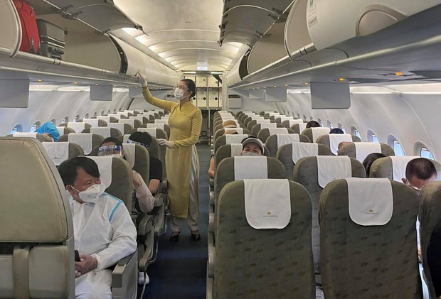 Chuyến bay thương mại đầu tiên của Vietnam Airlines từ TP.HCM đến Đà Nẵng sau khi mở lại đường bay - Ảnh 1. Chuyến bay thương mại đầu tiên của Vietnam Airlines từ TP.HCM đến Đà Nẵng sau khi mở lại đường bay - Ảnh 1.