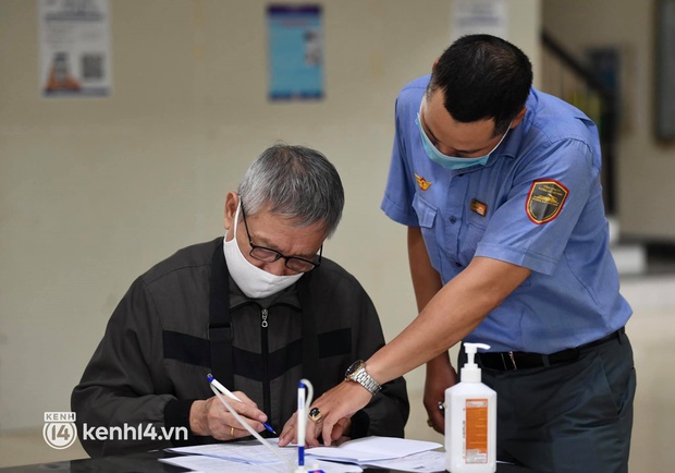 Hơn 100 hành khách đã khởi hành trên chuyến tàu đầu tiên vào phía Nam - Ảnh 4. Hơn 100 hành khách đã khởi hành trên chuyến tàu đầu tiên vào phía Nam - Ảnh 4.