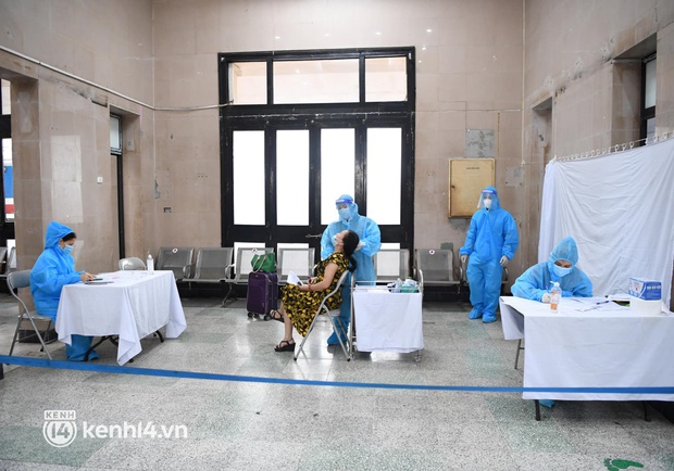 Hơn 100 hành khách đã khởi hành trên chuyến tàu đầu tiên vào phía Nam - Ảnh 6. Hơn 100 hành khách đã khởi hành trên chuyến tàu đầu tiên vào phía Nam - Ảnh 6.
