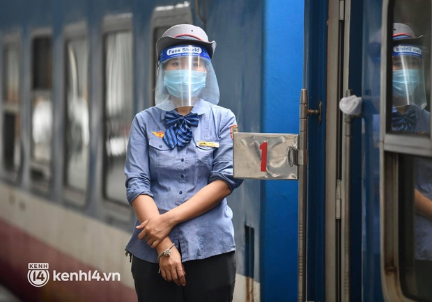 Hơn 100 hành khách đã khởi hành trên chuyến tàu đầu tiên vào phía Nam - Ảnh 9. Hơn 100 hành khách đã khởi hành trên chuyến tàu đầu tiên vào phía Nam - Ảnh 9.