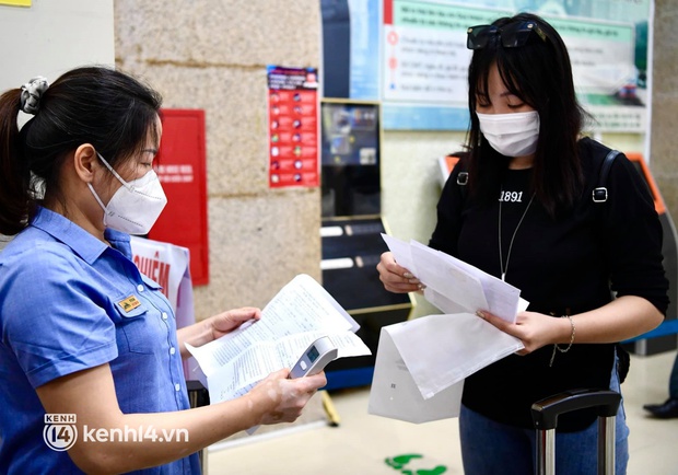 Hơn 100 hành khách đã khởi hành trên chuyến tàu đầu tiên vào phía Nam - Ảnh 5. Hơn 100 hành khách đã khởi hành trên chuyến tàu đầu tiên vào phía Nam - Ảnh 5.