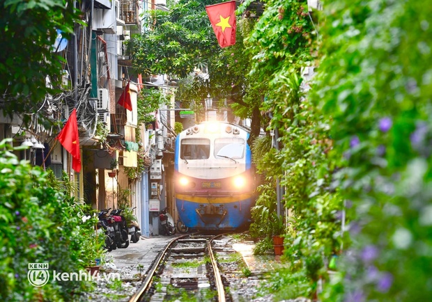 Hơn 100 hành khách đã khởi hành trên chuyến tàu đầu tiên vào phía Nam - Ảnh 1. Hơn 100 hành khách đã khởi hành trên chuyến tàu đầu tiên vào phía Nam - Ảnh 1.