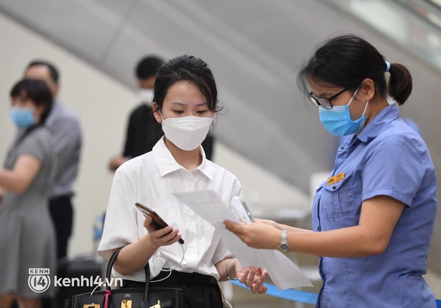 Hơn 100 hành khách đã khởi hành trên chuyến tàu đầu tiên vào phía Nam - Ảnh 3. Hơn 100 hành khách đã khởi hành trên chuyến tàu đầu tiên vào phía Nam - Ảnh 3.