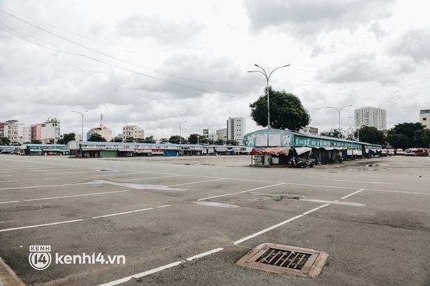 Ngày đầu bến xe lớn nhất trung tâm Sài Gòn mở lại, tài xế chờ từ sáng đến trưa vẫn không có khách đi - Ảnh 1.