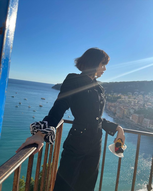 Lisa (BLACKPINK) released a photo of France in the middle of a drama storm: The messy hair is still beautiful, the backlit photo respects the beautiful body like a doll - Photo 3.