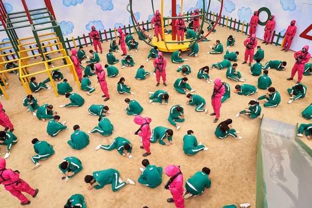 Số người xem Squid Game thay đổi đến mức báo động giữa nhiều tranh cãi, Netflix phải đưa ra thông báo quan trọng - Ảnh 1. Số người xem Squid Game thay đổi đến mức báo động giữa nhiều tranh cãi, Netflix phải đưa ra thông báo quan trọng - Ảnh 1.