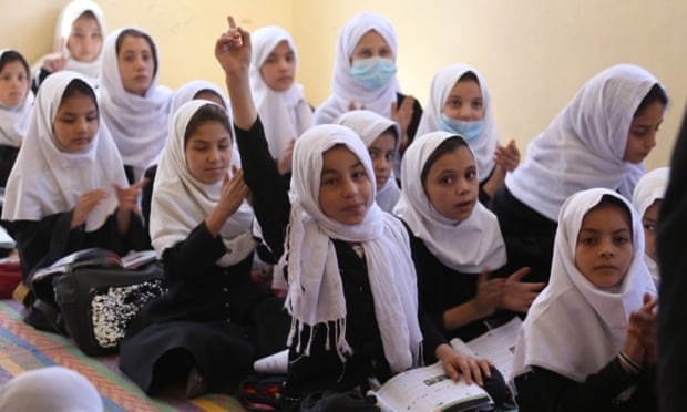 Taliban cho phép một số nữ sinh trung học đến trường - Ảnh 1. Taliban cho phép một số nữ sinh trung học đến trường - Ảnh 1.