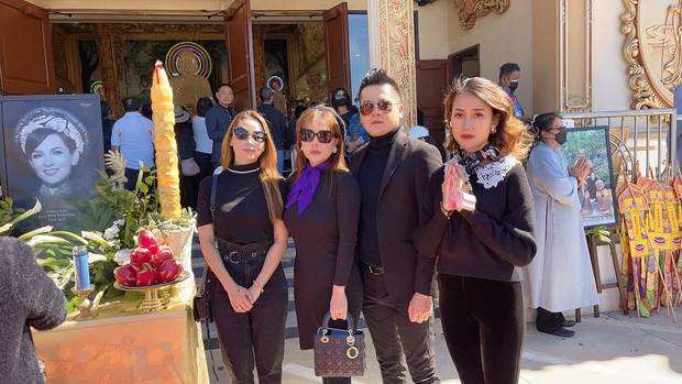 Hoàng Anh và bạn gái tin đồn xuất hiện tại tang lễ cố NS Phi Nhung, khoảnh khắc kề cận gây chú ý - Ảnh 2. Hoàng Anh và bạn gái tin đồn xuất hiện tại tang lễ cố NS Phi Nhung, khoảnh khắc kề cận gây chú ý - Ảnh 2.