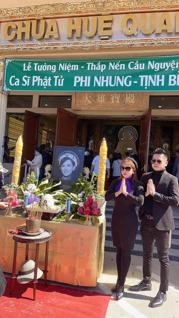 Hoàng Anh và bạn gái tin đồn xuất hiện tại tang lễ cố NS Phi Nhung, khoảnh khắc kề cận gây chú ý - Ảnh 4. Hoàng Anh và bạn gái tin đồn xuất hiện tại tang lễ cố NS Phi Nhung, khoảnh khắc kề cận gây chú ý - Ảnh 4.