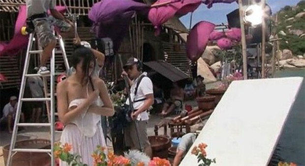 Muôn kiểu lộ hàng ở phim trường của diễn viên: Chi Pu hờ hững vòng 1, mỹ nam này còn lộ ảnh nude 100% - Ảnh 3. Muôn kiểu lộ hàng ở phim trường của diễn viên: Chi Pu hờ hững vòng 1, mỹ nam này còn lộ ảnh nude 100% - Ảnh 3.