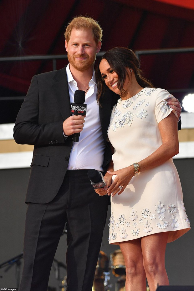Vợ chồng Meghan trả đũa Hoàng gia Anh bằng thông báo mới với lời lẽ sâu cay - Ảnh 1. Vợ chồng Meghan trả đũa Hoàng gia Anh bằng thông báo mới với lời lẽ sâu cay - Ảnh 1.
