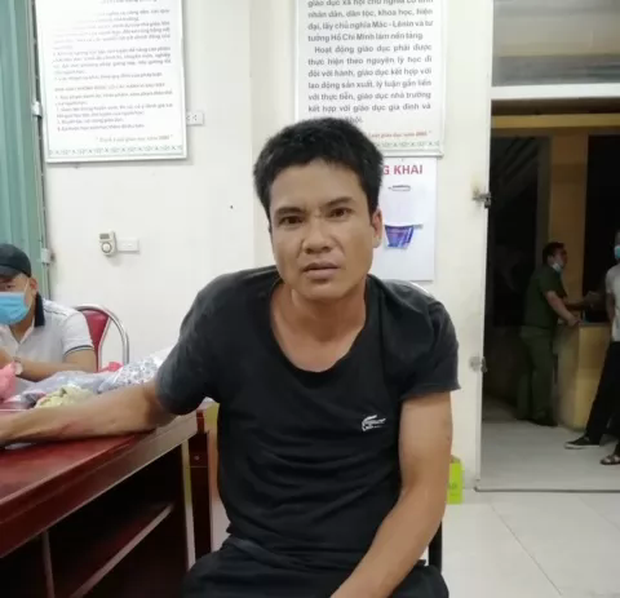 Người đàn ông mặc váy, đột nhập nhà vệ sinh cướp vàng của nữ giáo viên - Ảnh 1. Người đàn ông mặc váy, đột nhập nhà vệ sinh cướp vàng của nữ giáo viên - Ảnh 1.
