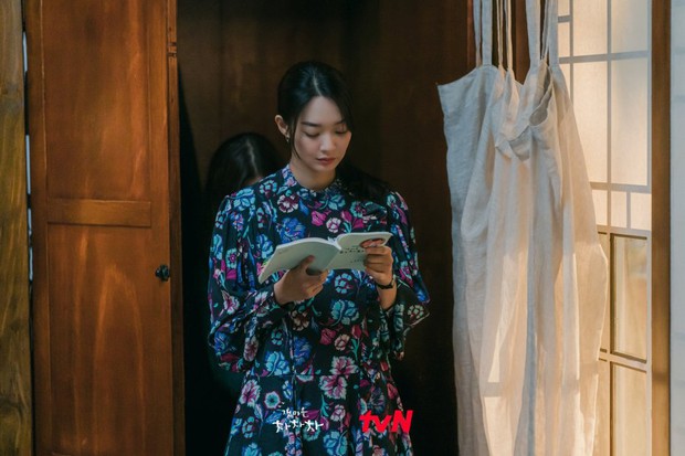 Thời trang nữ chính Hometown Cha-Cha-Cha bị netizen chê bai thảm họa: Vừa già vừa sến, dìm chị đẹp quá thể? - Ảnh 2. Thời trang nữ chính Hometown Cha-Cha-Cha bị netizen chê bai thảm họa: Vừa già vừa sến, dìm chị đẹp quá thể? - Ảnh 2.