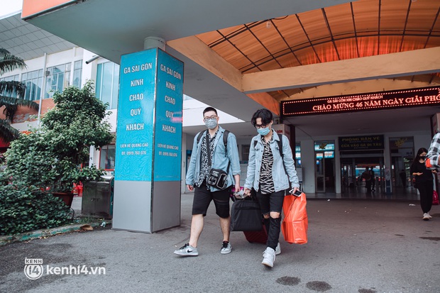 Chuyến tàu đầu tiên ở Sài Gòn chạy lại sau dịch, người dân phấn khởi: Đường về còn xa nhưng đặt chân được lên tàu là vui lắm rồi! - Ảnh 11. Chuyến tàu đầu tiên ở Sài Gòn chạy lại sau dịch, người dân phấn khởi: Đường về còn xa nhưng đặt chân được lên tàu là vui lắm rồi! - Ảnh 11.