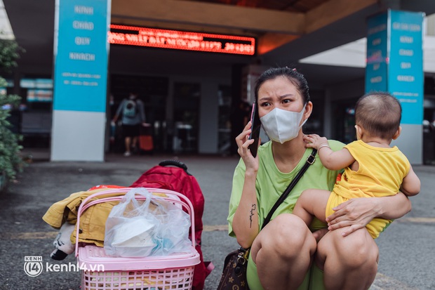 Chuyến tàu đầu tiên ở Sài Gòn chạy lại sau dịch, người dân phấn khởi: Đường về còn xa nhưng đặt chân được lên tàu là vui lắm rồi! - Ảnh 10. Chuyến tàu đầu tiên ở Sài Gòn chạy lại sau dịch, người dân phấn khởi: Đường về còn xa nhưng đặt chân được lên tàu là vui lắm rồi! - Ảnh 10.