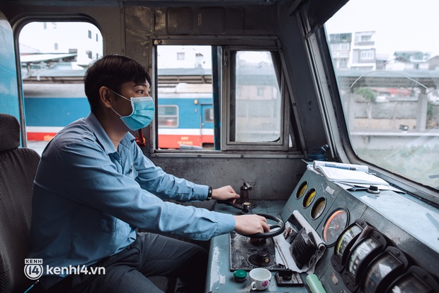 Chuyến tàu đầu tiên ở Sài Gòn chạy lại sau dịch, người dân phấn khởi: Đường về còn xa nhưng đặt chân được lên tàu là vui lắm rồi! - Ảnh 9. Chuyến tàu đầu tiên ở Sài Gòn chạy lại sau dịch, người dân phấn khởi: Đường về còn xa nhưng đặt chân được lên tàu là vui lắm rồi! - Ảnh 9.