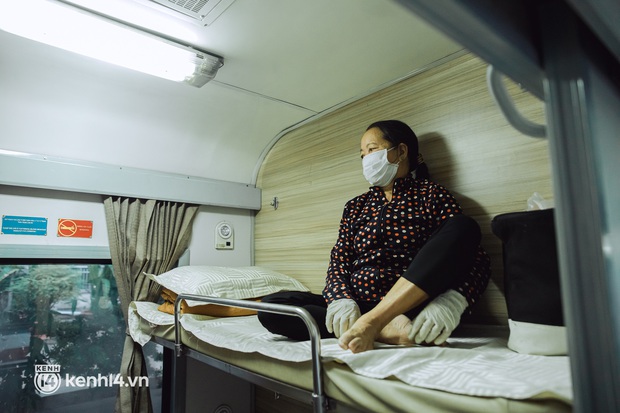 Chuyến tàu đầu tiên ở Sài Gòn chạy lại sau dịch, người dân phấn khởi: Đường về còn xa nhưng đặt chân được lên tàu là vui lắm rồi! - Ảnh 8. Chuyến tàu đầu tiên ở Sài Gòn chạy lại sau dịch, người dân phấn khởi: Đường về còn xa nhưng đặt chân được lên tàu là vui lắm rồi! - Ảnh 8.
