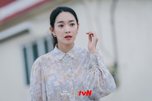 Thời trang nữ chính Hometown Cha-Cha-Cha bị netizen chê bai thảm họa: Vừa già vừa sến, dìm chị đẹp quá thể? - Ảnh 5. Thời trang nữ chính Hometown Cha-Cha-Cha bị netizen chê bai thảm họa: Vừa già vừa sến, dìm chị đẹp quá thể? - Ảnh 5.