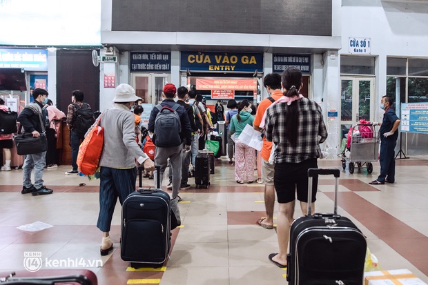 Chuyến tàu đầu tiên ở Sài Gòn chạy lại sau dịch, người dân phấn khởi: Đường về còn xa nhưng đặt chân được lên tàu là vui lắm rồi! - Ảnh 4. Chuyến tàu đầu tiên ở Sài Gòn chạy lại sau dịch, người dân phấn khởi: Đường về còn xa nhưng đặt chân được lên tàu là vui lắm rồi! - Ảnh 4.